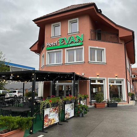 Hotel Evan U Hoffera Topoľčany 외부 사진