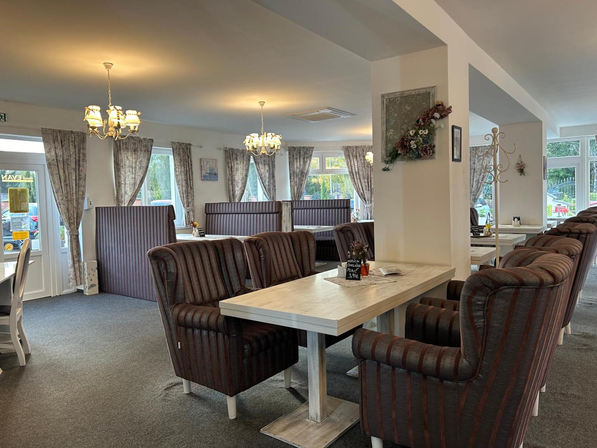 Hotel Evan U Hoffera Topoľčany 외부 사진